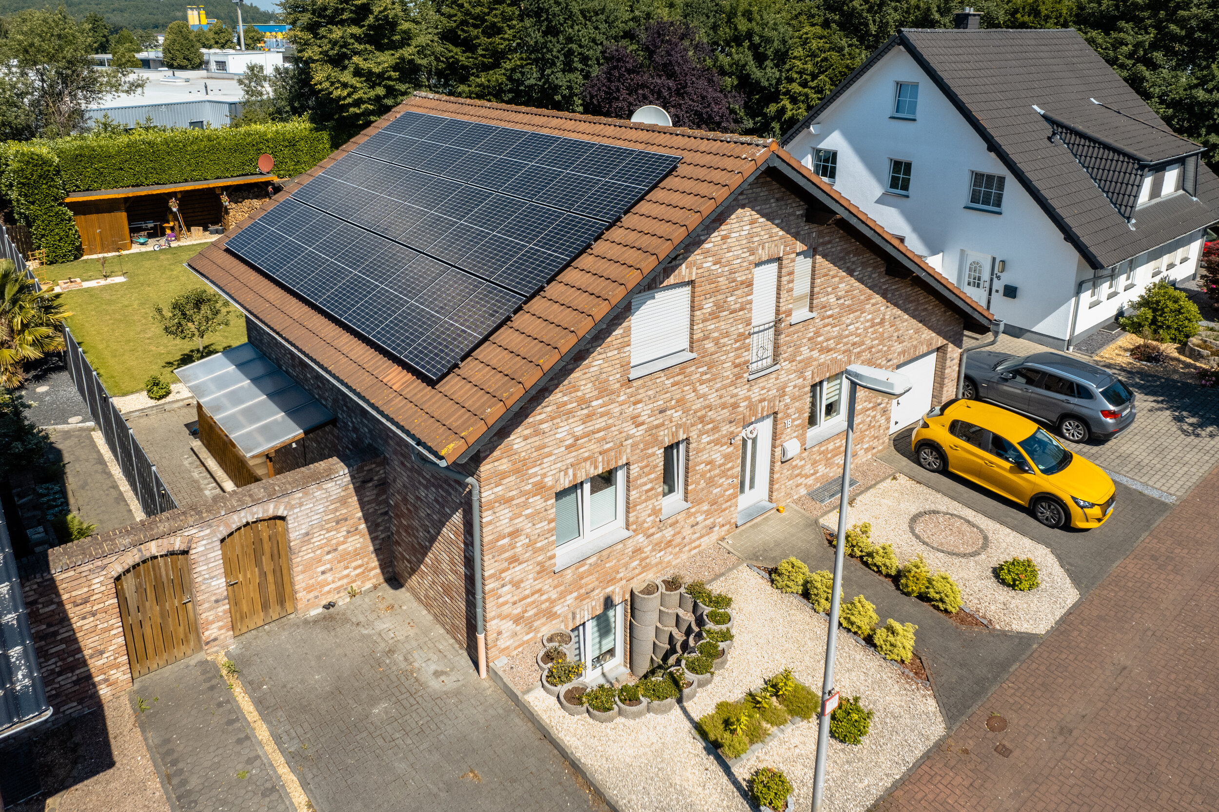 Ein Haus mit Solaranlage in der Sonne