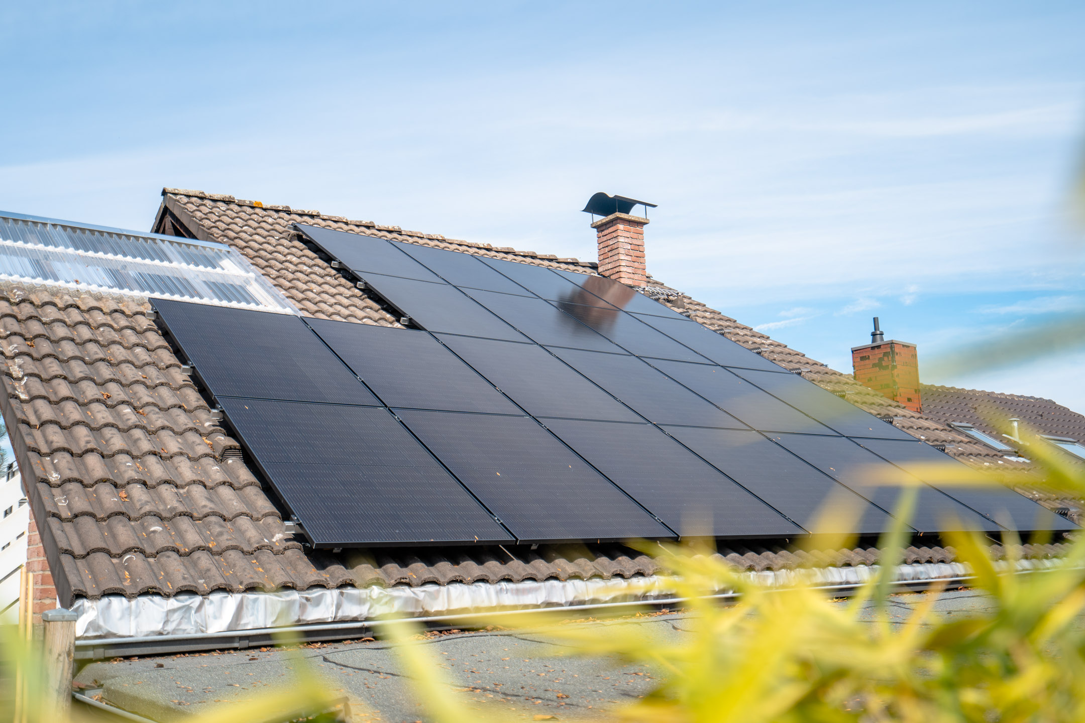 Eine evoyo Solaranlage vom Gras aus fotografiert