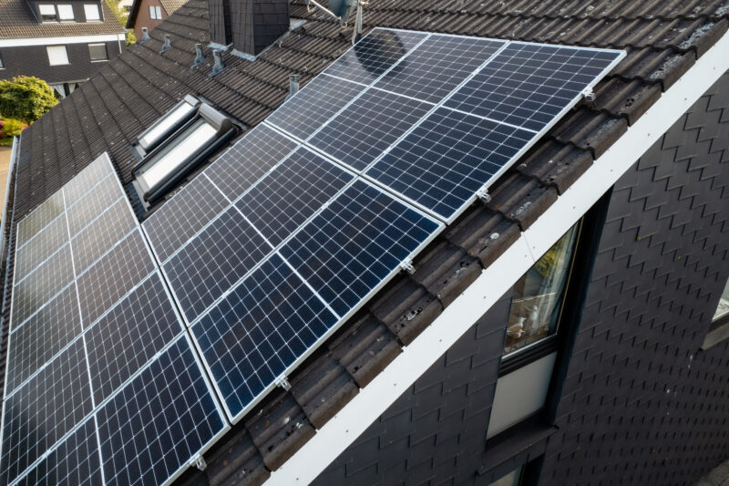 evoyo Kunden Solaranlage bei strahlendem Sonnenschein.