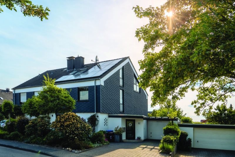 evoyo Kunden Solaranlage bei strahlendem Sonnenschein.