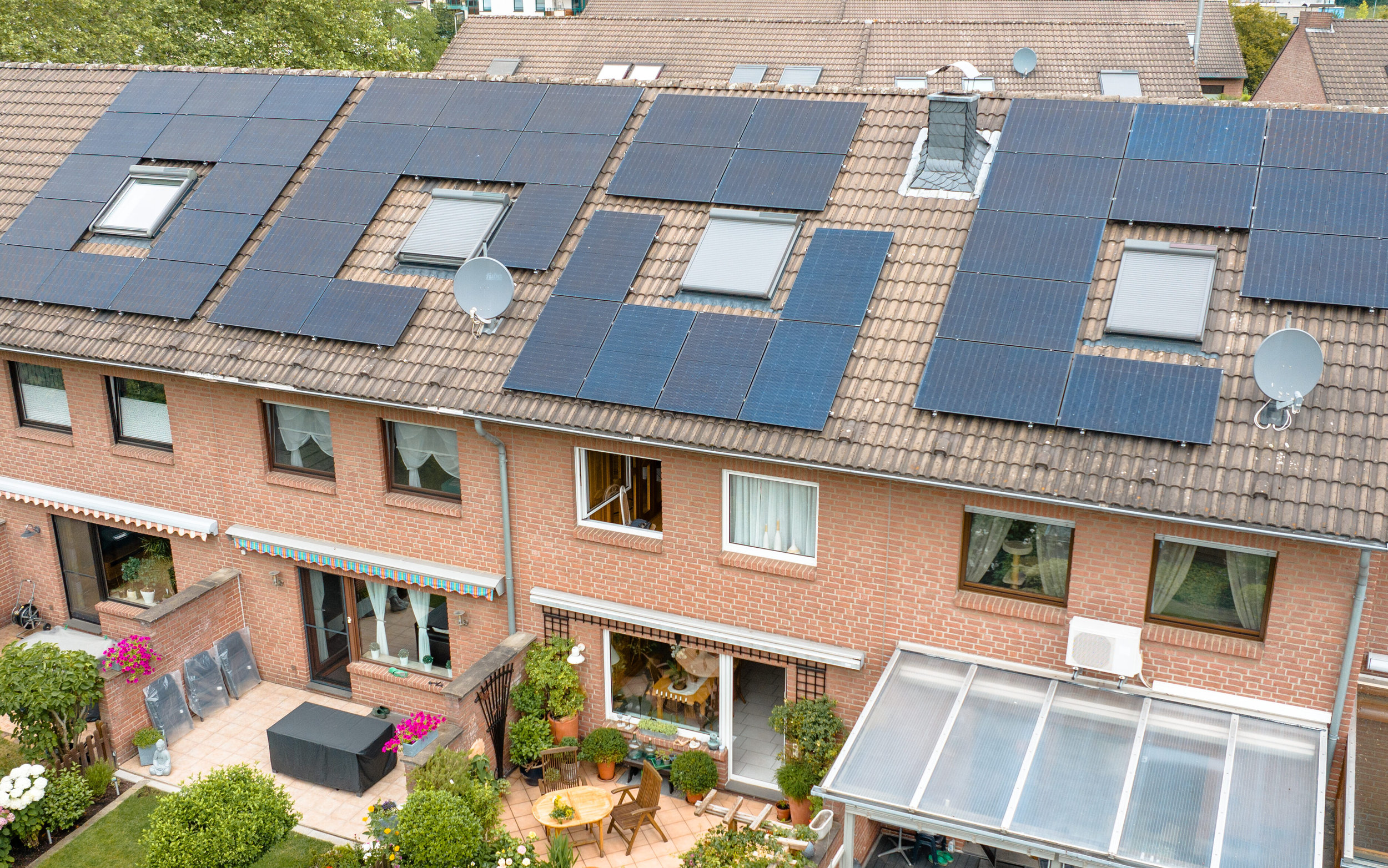 Vier evoyo Kunden Solaranlage bei strahlendem Sonnenschein.