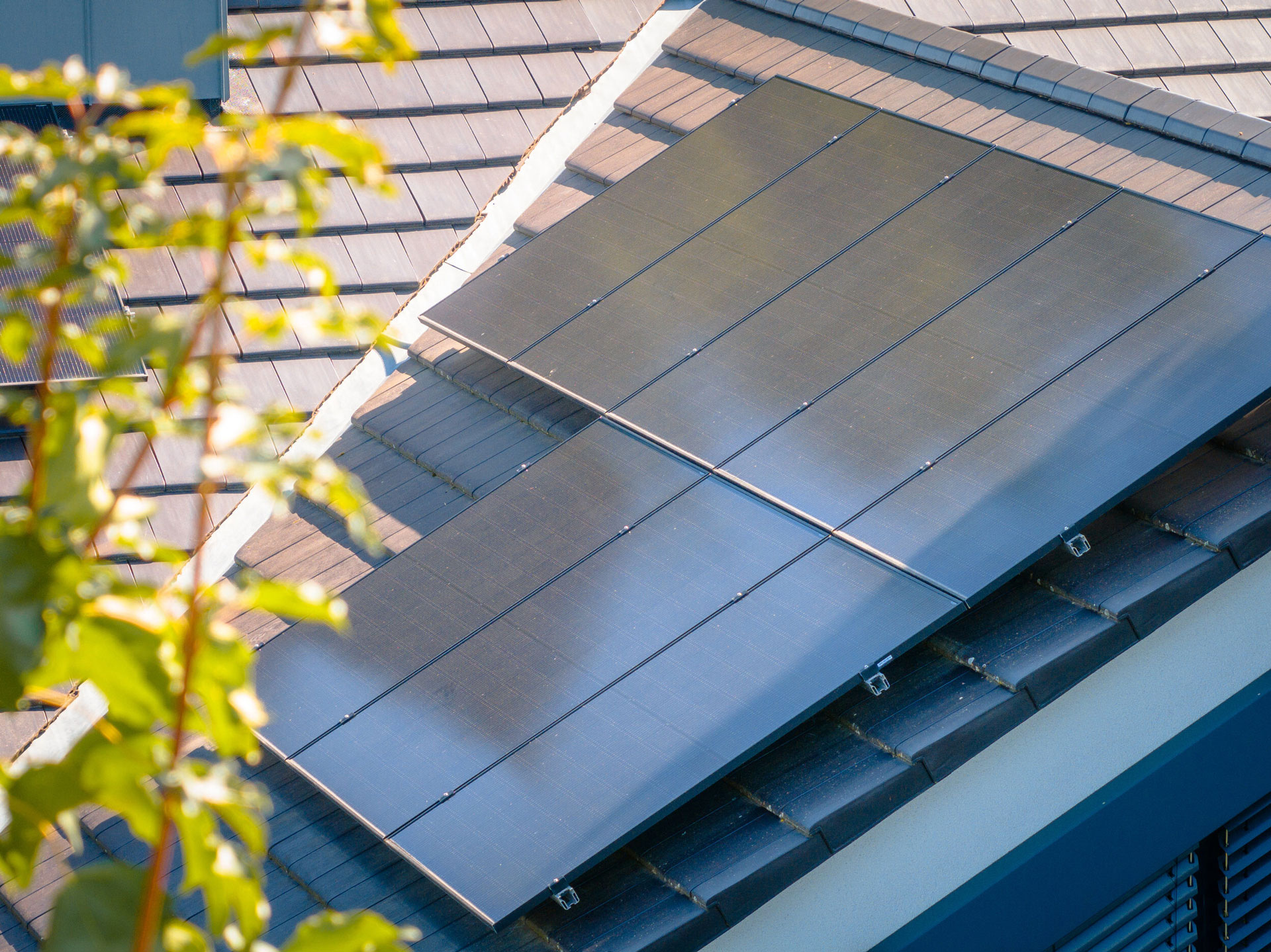 Photovoltaik für mehr Strom in der PVT Anlage von Triple Solar auf einem Dach