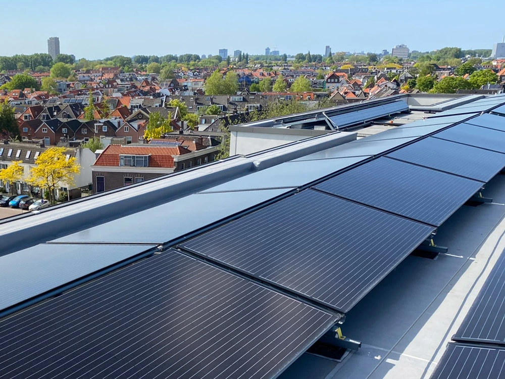 Triple Solar PVT Module einer PVT Anlage auf dem Dach