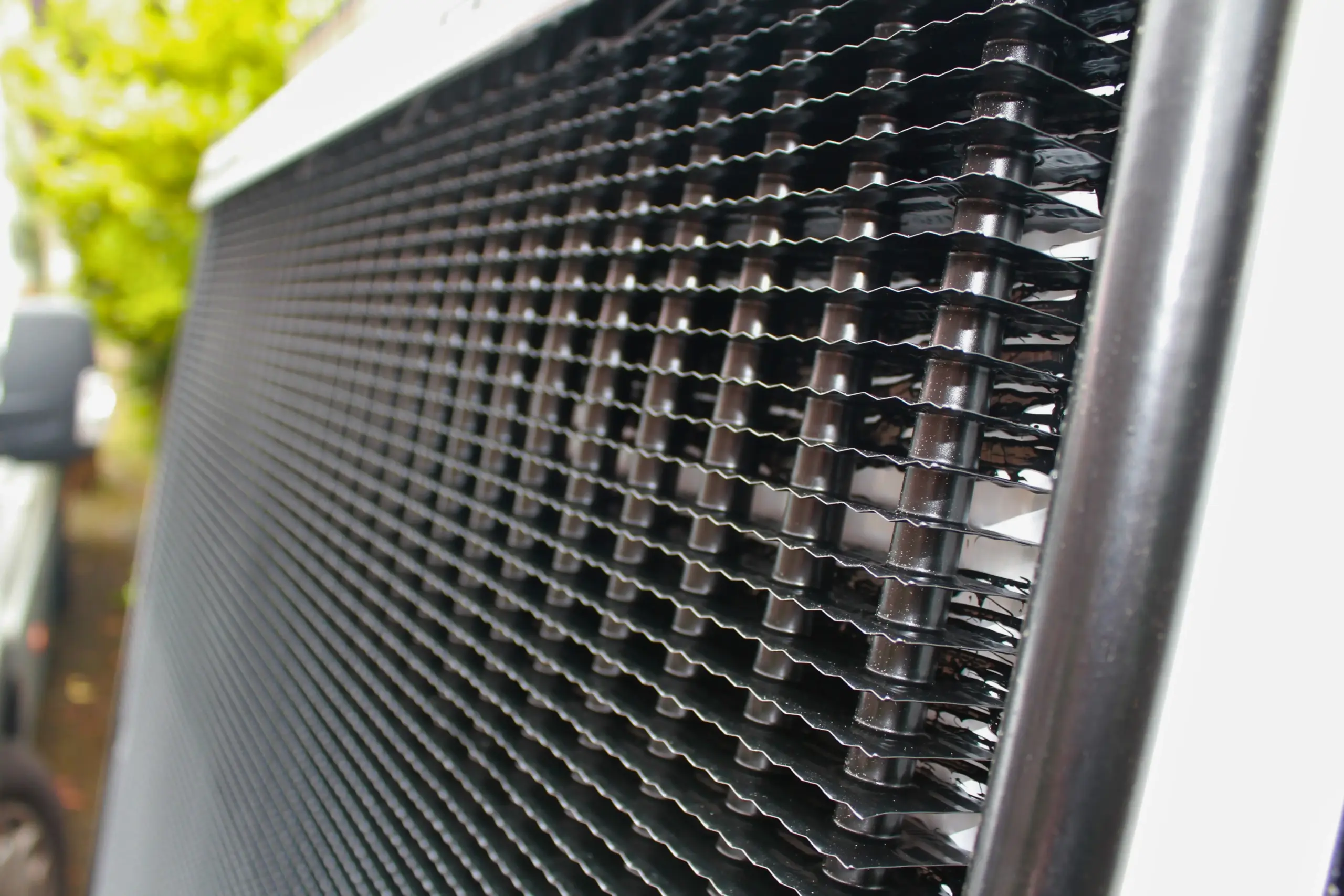Triple Solar PVT Modul Rückseite mit Lamellen-Wärmetauscher für Wärmegewinnung über das ganze Jahr - Tag und Nacht