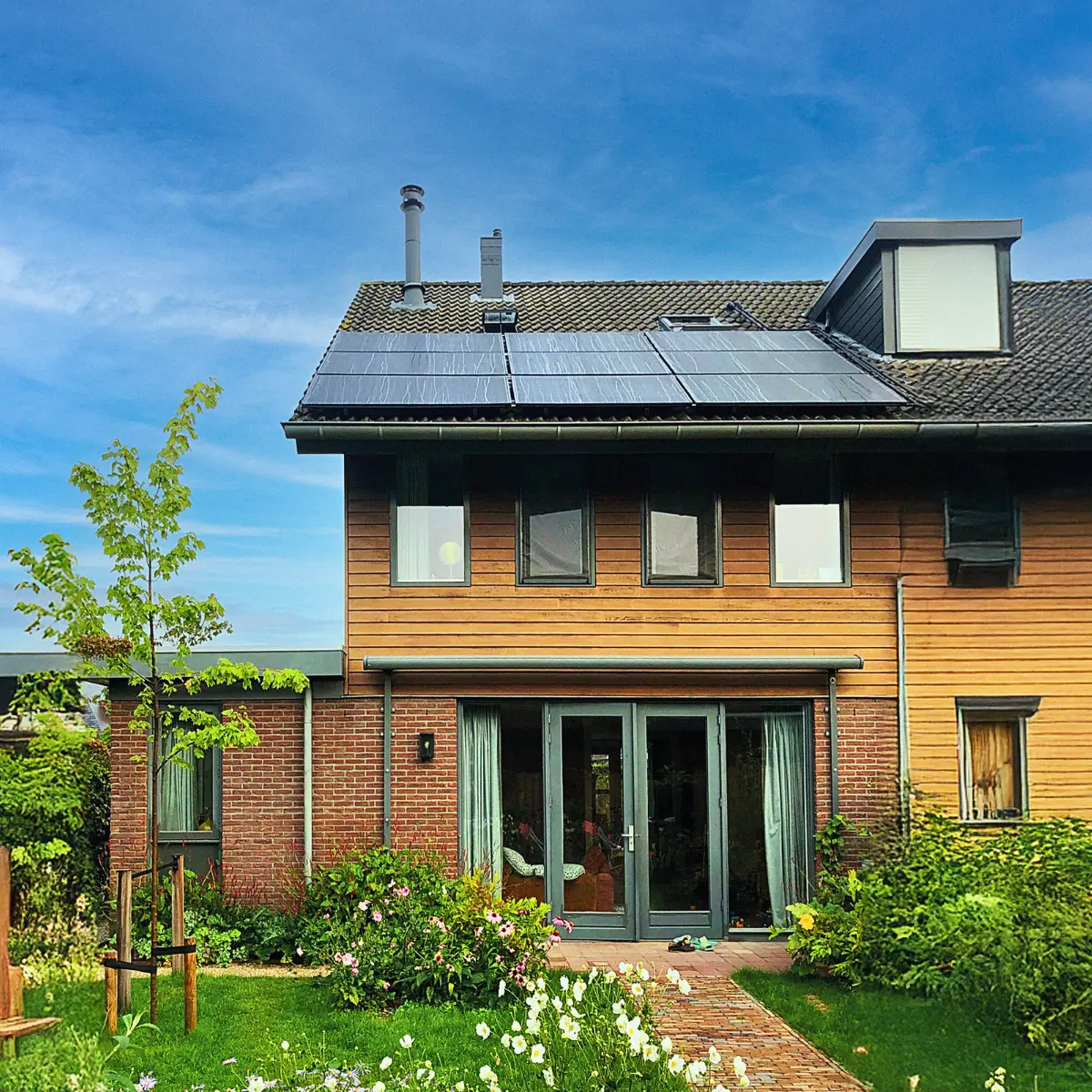 Triple Solar PVT-Module auf Dach vom Holzhaus