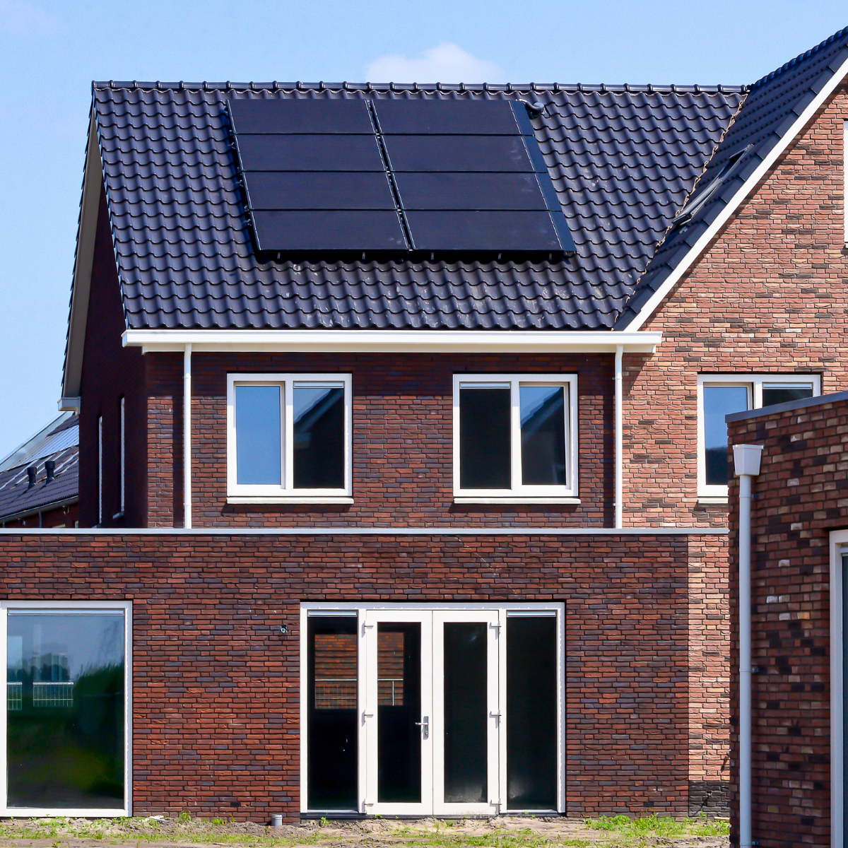 Triple Solar PVT-Module auf Dach vom Neubau