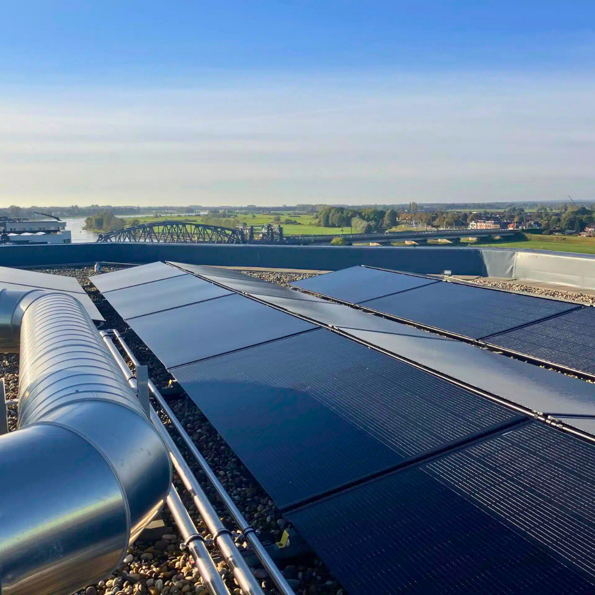 Triple Solar PVT-Module auf Gewerbegebäude