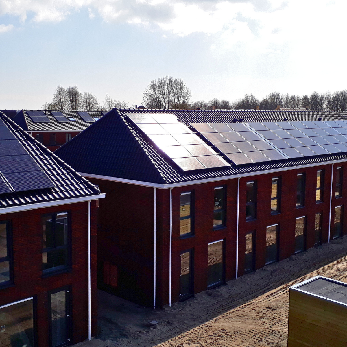 Triple Solar PVT-Module auf einer Reihenhaussiedlung