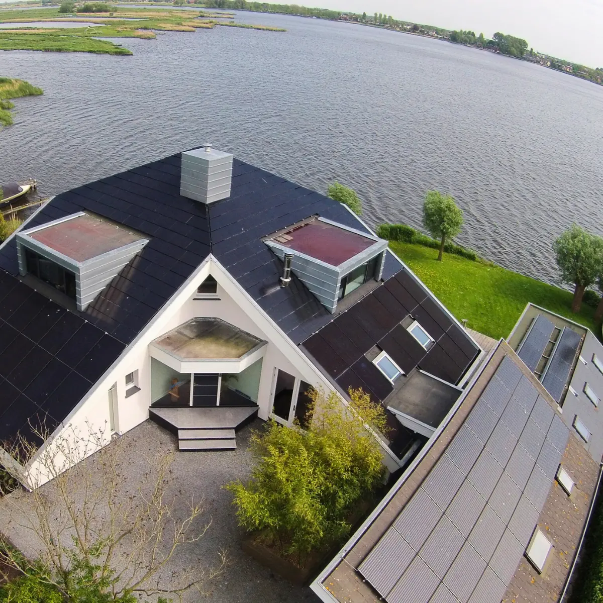 Triple Solar PVT-System auf Villa am See