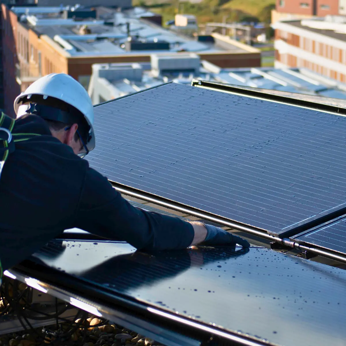 Triple Solar Partner montiert PVT-Modul auf Flachdach