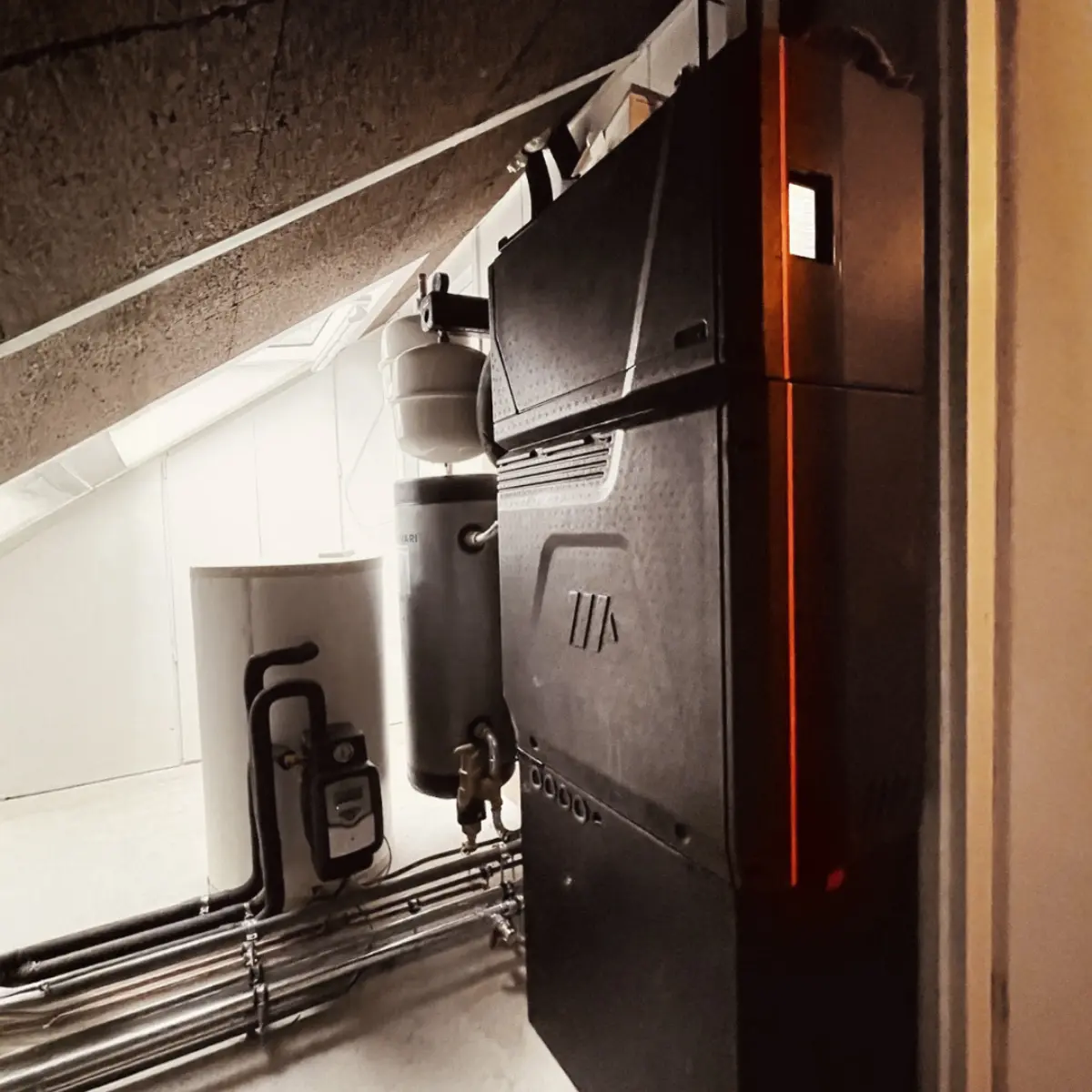 Triple Solar PVT-Wärmepumpe in Dachzentrale