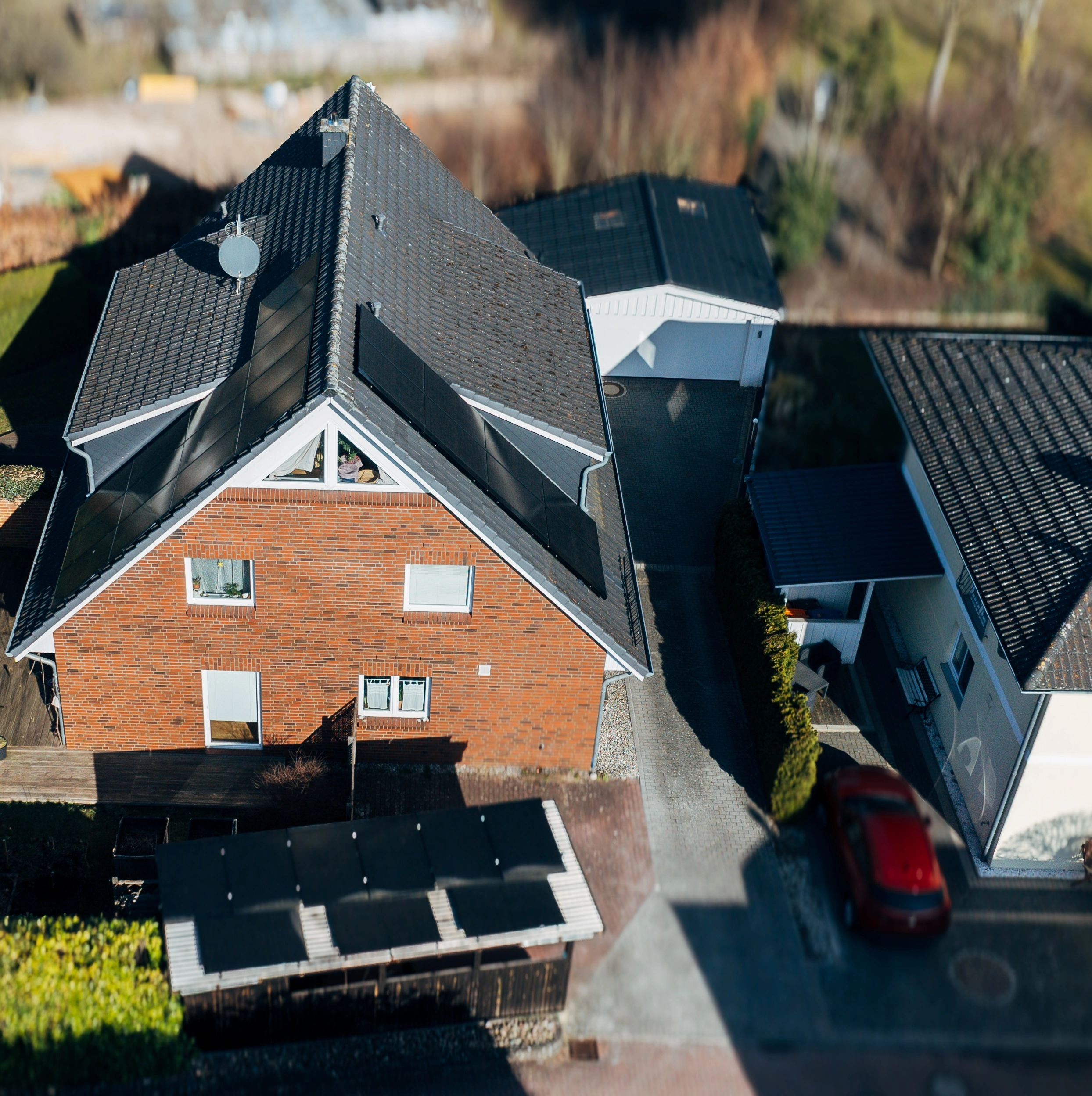 Triple Solar PVT-System in einer eng bebauten Nachbarschaft